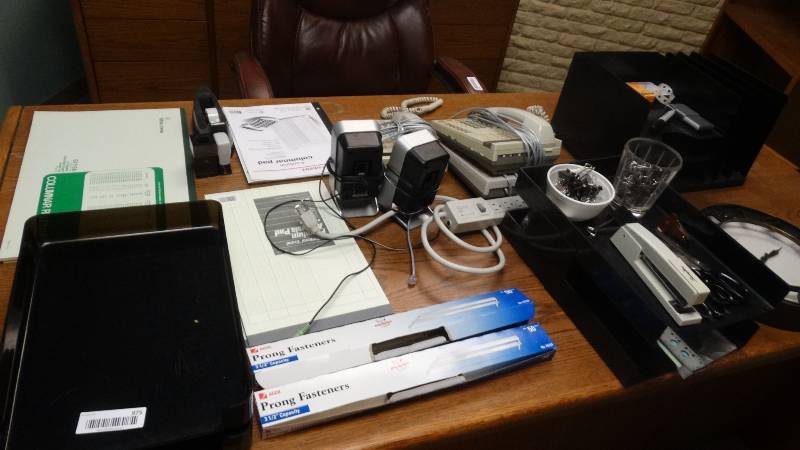 lot 975 image: Lot of various office supplies