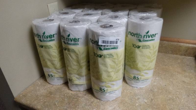 lot 976 image: 15 rolls of paper towels