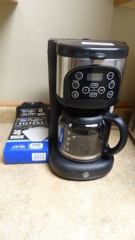lot 977 image: Programmable coffee maker w filters