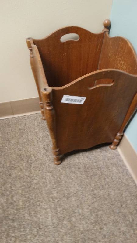 lot 981 image: Wood trash can