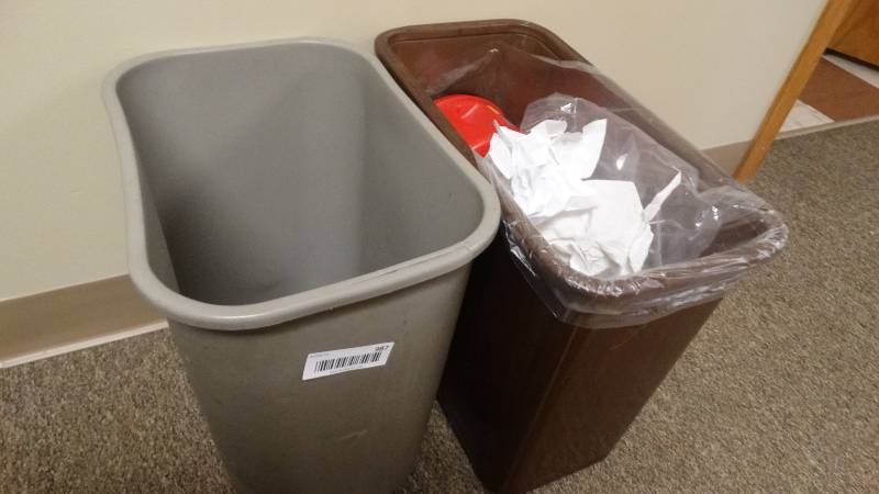 lot 987 image: 2 trash cans
