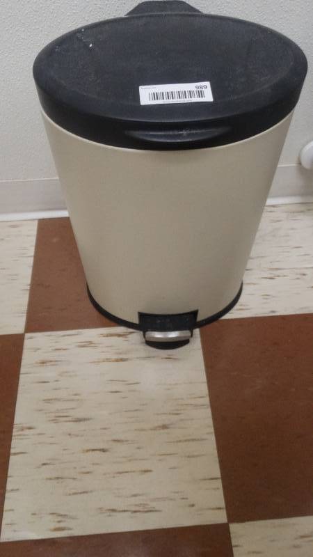 lot 989 image: Foot pedal Trash can