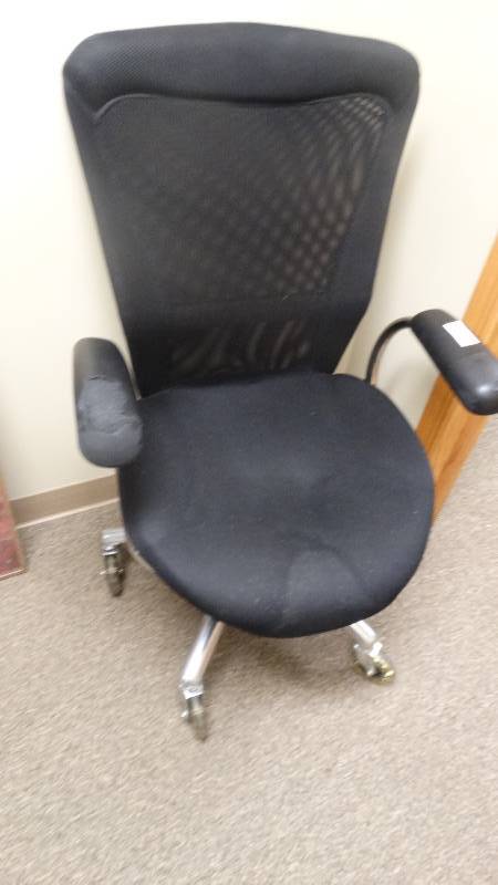 lot 990 image: Office chair on wheels