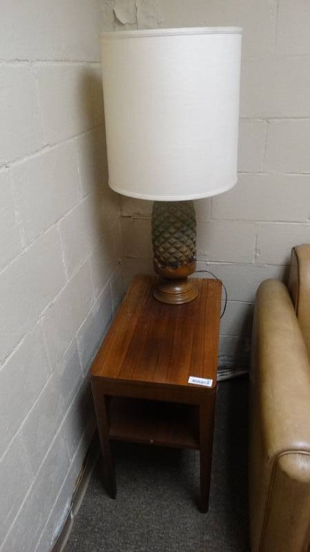lot 993 image: Wood end table w lamp