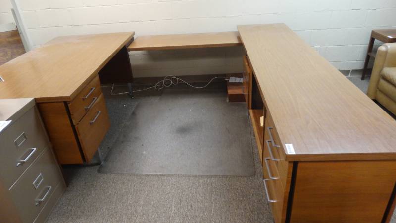lot 997 image: 3 pc desk set w drawers & chair mat
