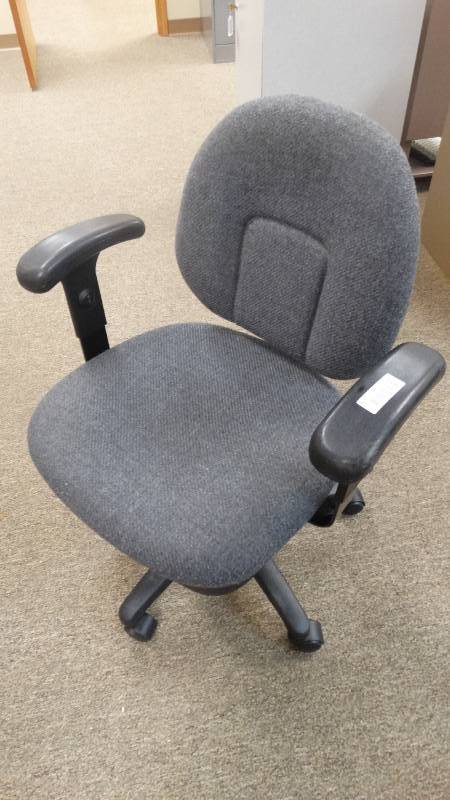 lot 998 image: Office chair on wheels