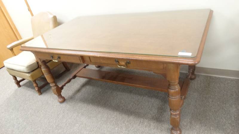 lot 1020 image: Wood office desktable w 2 drawers & glass top