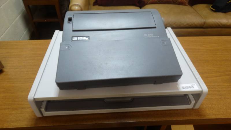 lot 1023 image: Smith corona typewriter w keyboard drawer