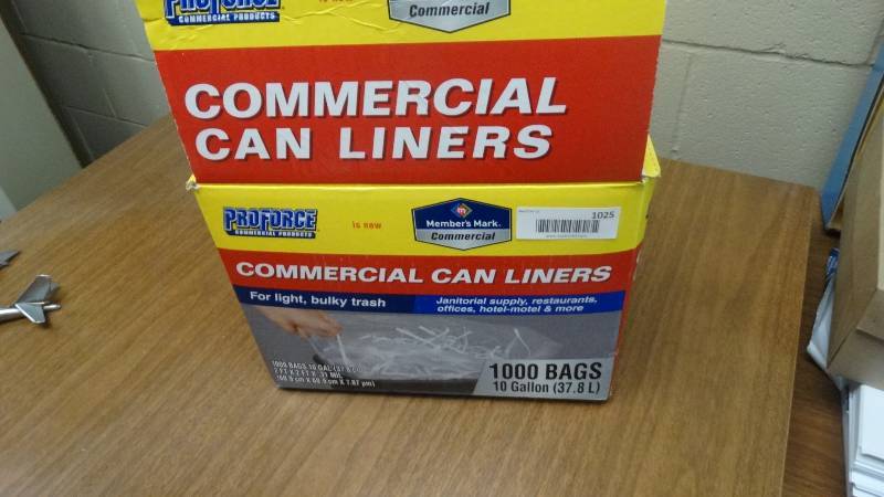 lot 1025 image: Case of commercial 10 gallon trash bags