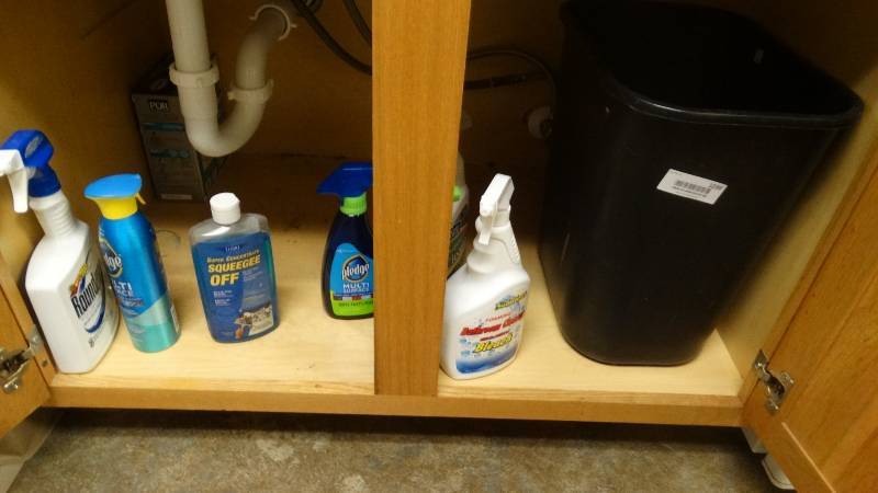 lot 1039 image: Cleaning supplies paper towels misc.