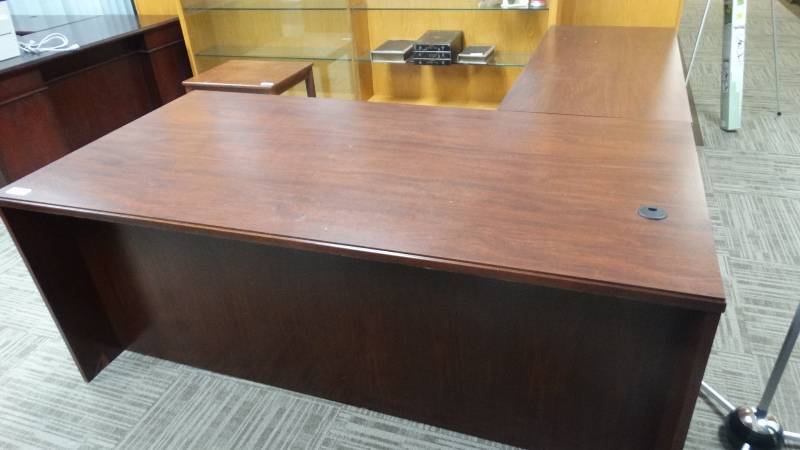 lot 1049 image: Executive office desk w return