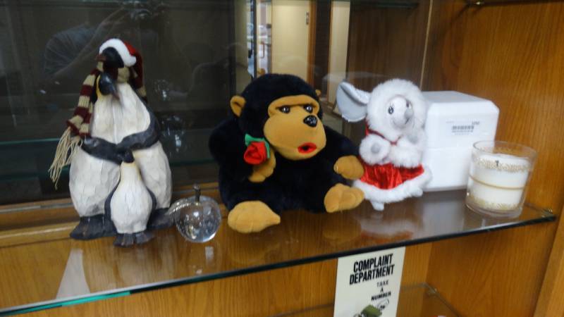 lot 1050 image: Lot of decor stuffed animals