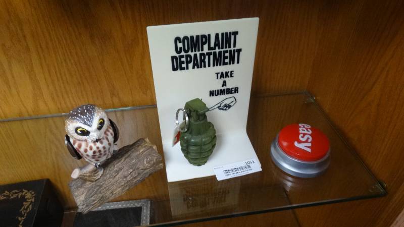 lot 1051 image: Office decor