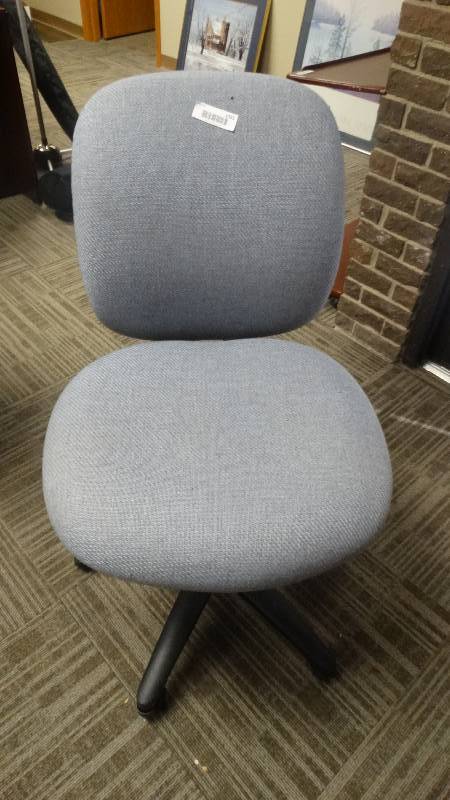 lot 1055 image: Padded office chair on wheels