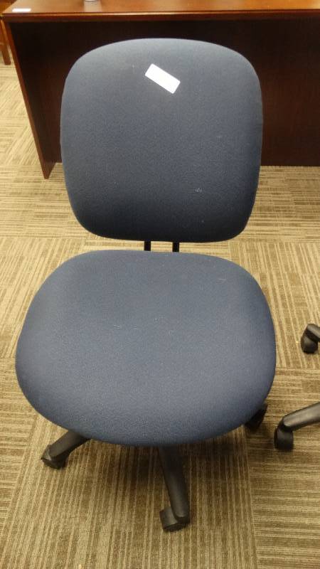 lot 1056 image: Padded office chair on wheels
