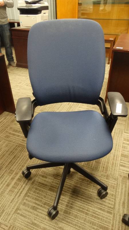 lot 1057 image: Padded office chair on wheels
