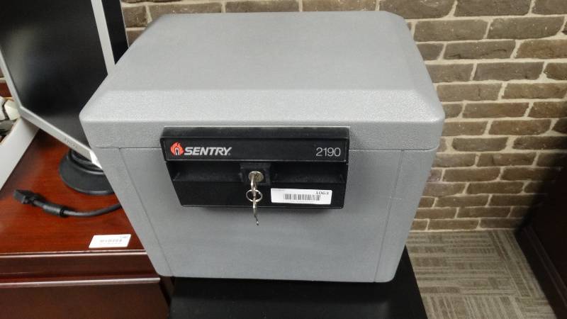 lot 1063 image: Sentry 2190 lock box safe w key
