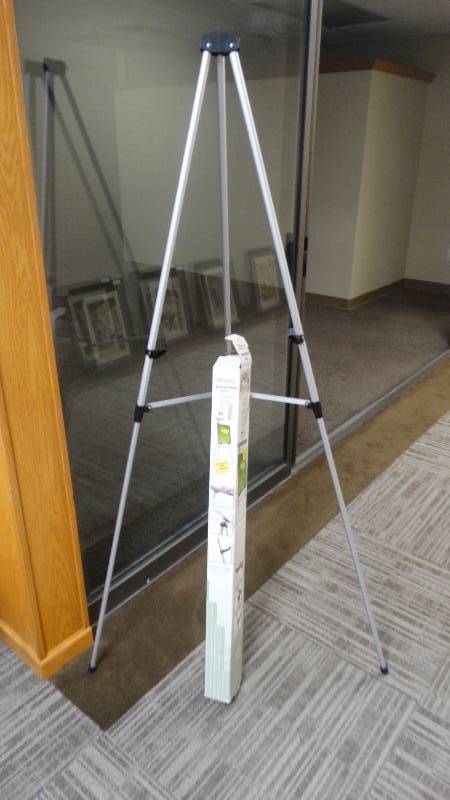 lot 1074 image: Presentation easel w box