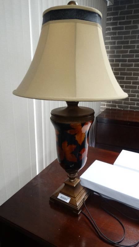 lot 1076 image: Decorative table lamp w shade