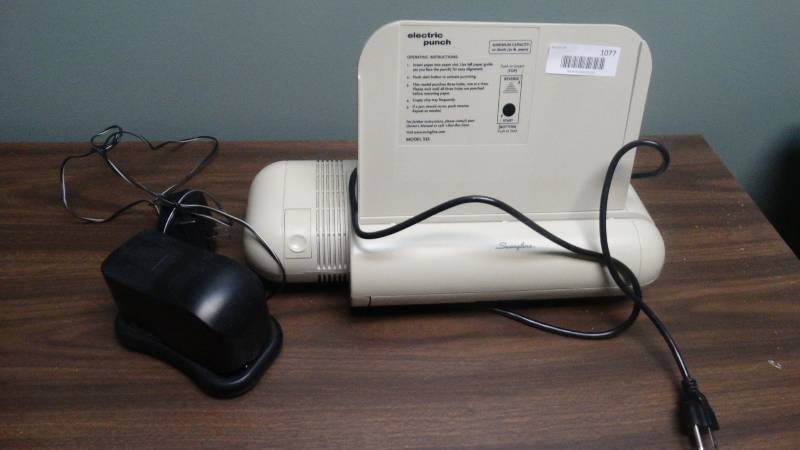lot 1077 image: Electric 3 hole punch & electric stapler