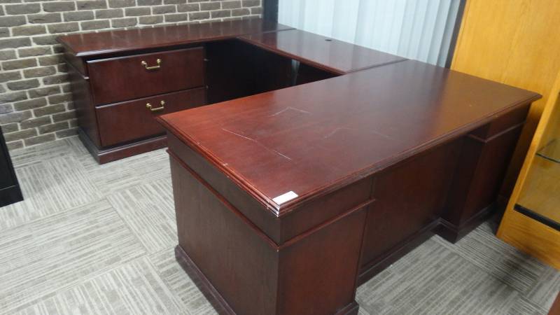 lot 1078 image: 3 pc Executive office desk set