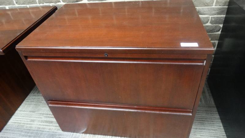 lot 1080 image: Wood 2 drawer lateral file cabinet