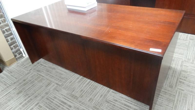 lot 1081 image: Executive office desk w return