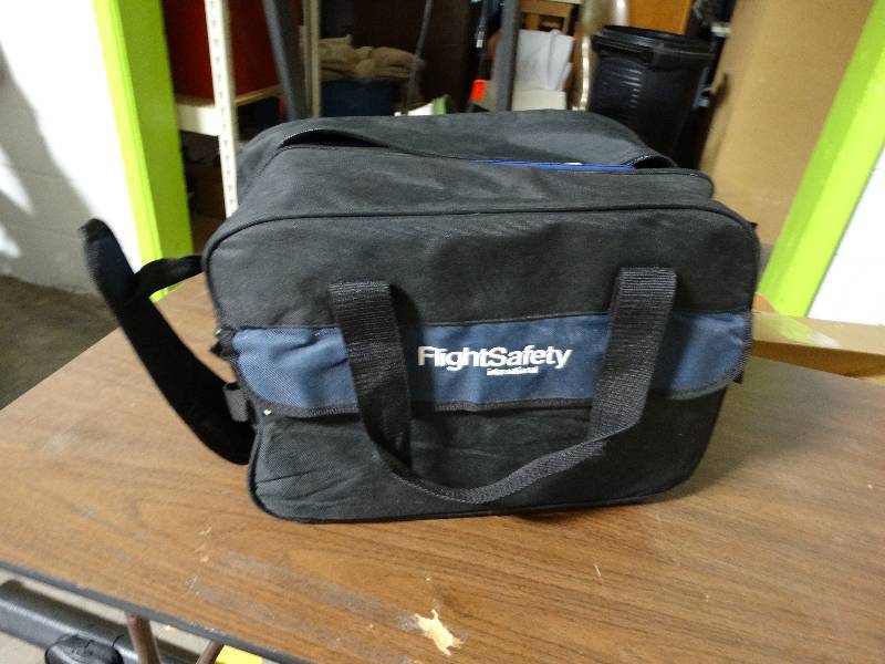 lot 4038 image: Flightsafety intemational manuals & bag.