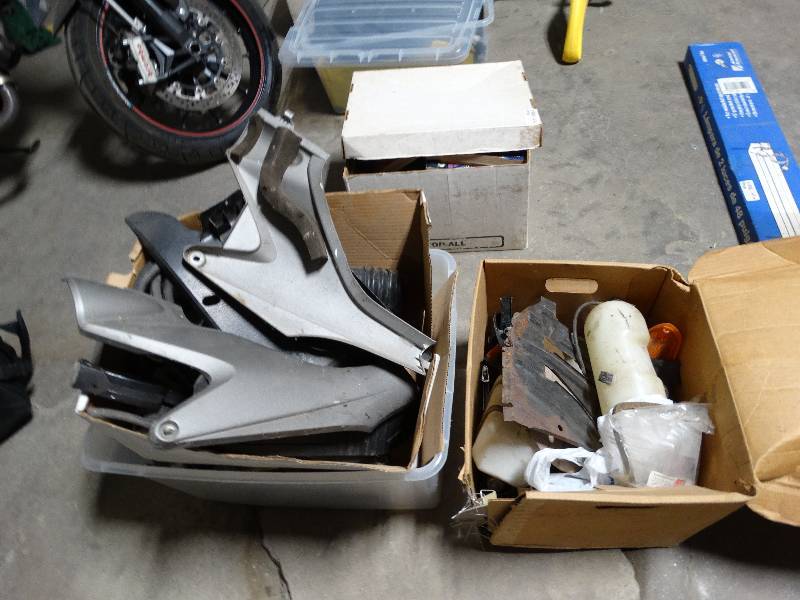 lot 4039 image: Various motorcycle parts.