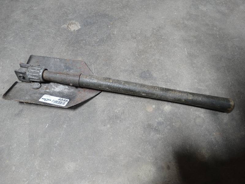 lot 4046 image: Small folding shovel.
