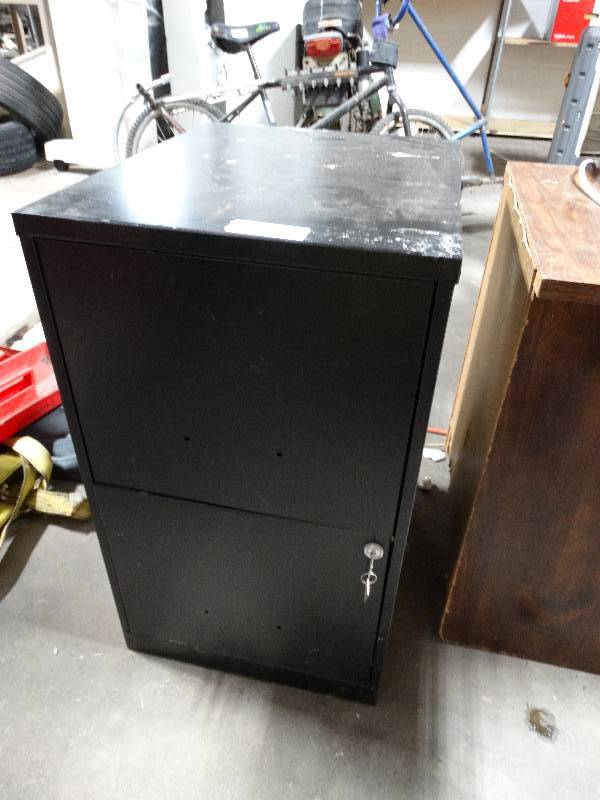 lot 4049 image: Metal 2 drawer file cabinet wkey.