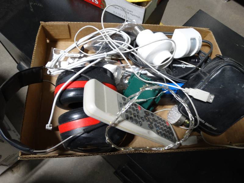 lot 4063 image: Small binoculars,ear garud, electric misc.