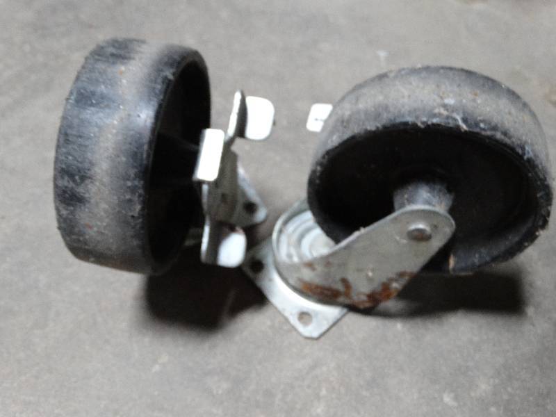 lot 4068 image: 2 caster swivel wheels.