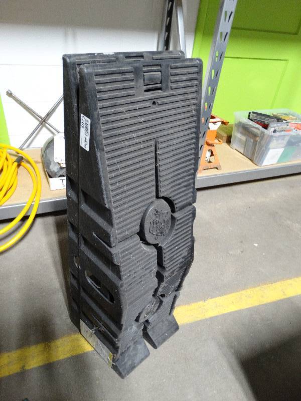 lot 4073 image: 2 Car ramps.