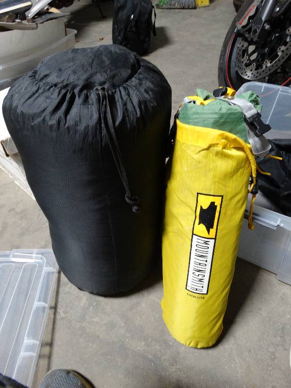 lot 4077 image: Sleeping bag & tent.