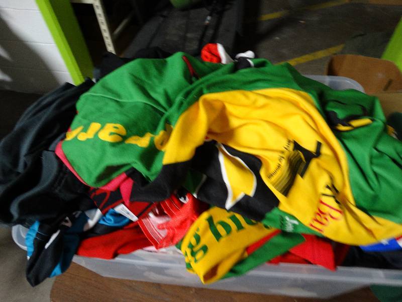 lot 4085 image: Tote full of riding appearl.