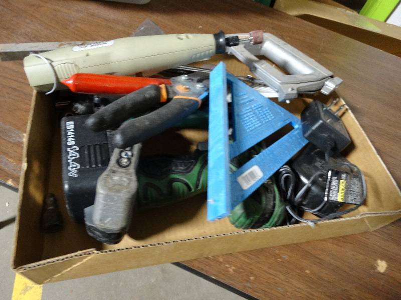 lot 4091 image: Clippers, drill & battery, ice scraper. & more.