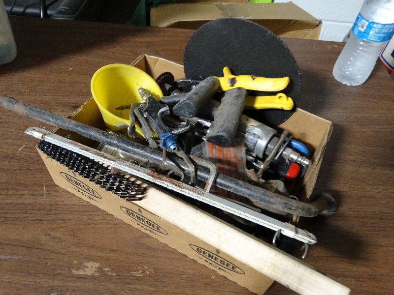 lot 4092 image: Air cut off tool, hand tools, blades, & more.