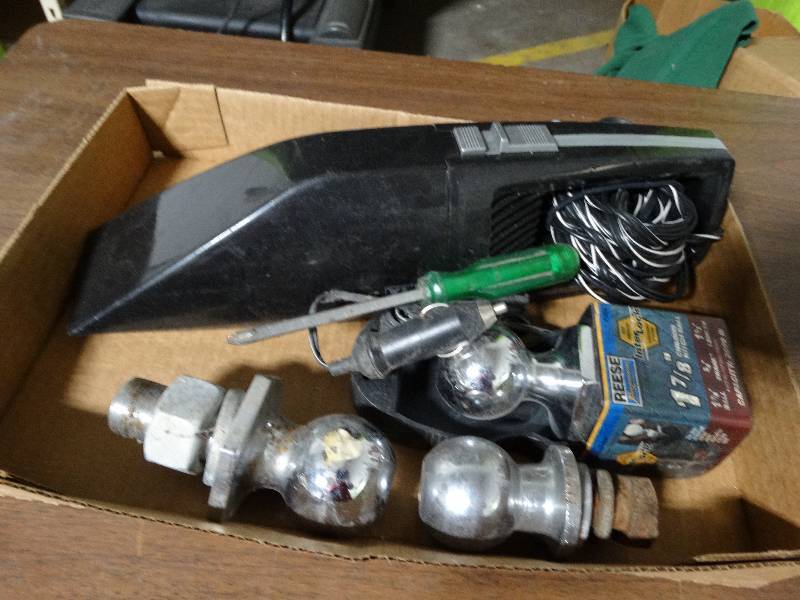 lot 4095 image: Hand vaccum, 3 balls 2 - 1 78 & 1 - 2.