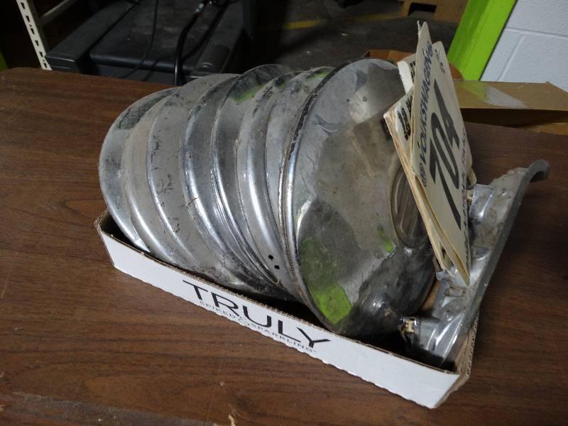 lot 4099 image: VW hub caps, manual, & 4-way.