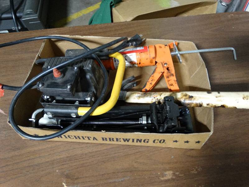 lot 4100 image: caulking gun, scissor jack, hammer & light.