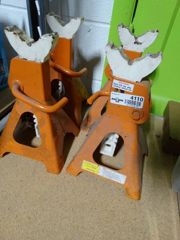 lot 4110 image: 4 Jack stands.