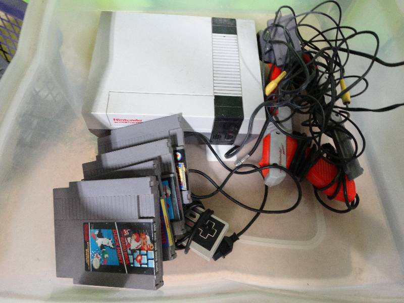 lot 4113 image: Nintendo w2 guns 1 controller, & 5 games.