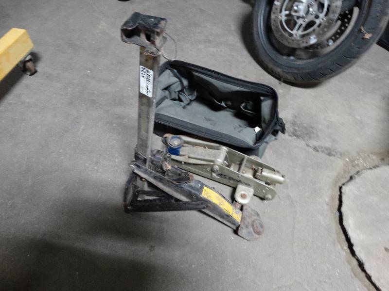 lot 4124 image: Lot of 2 jacks & 1 tool bag.