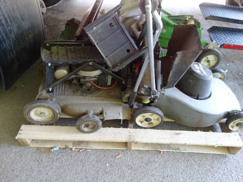 lot 4125 image: Pallet wlawnmowers unknown working condition.