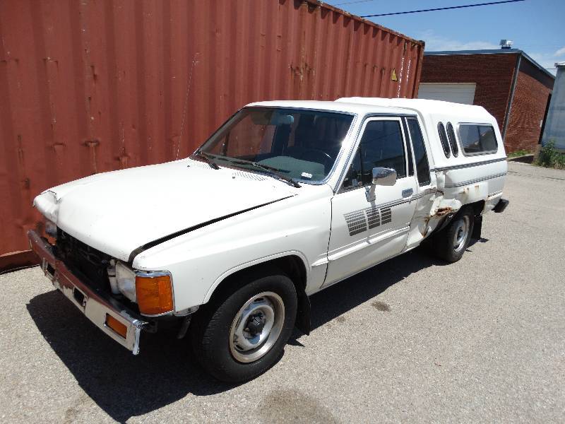 lot 4128 image: 1985 Toyota pickup truck- RunsDrives