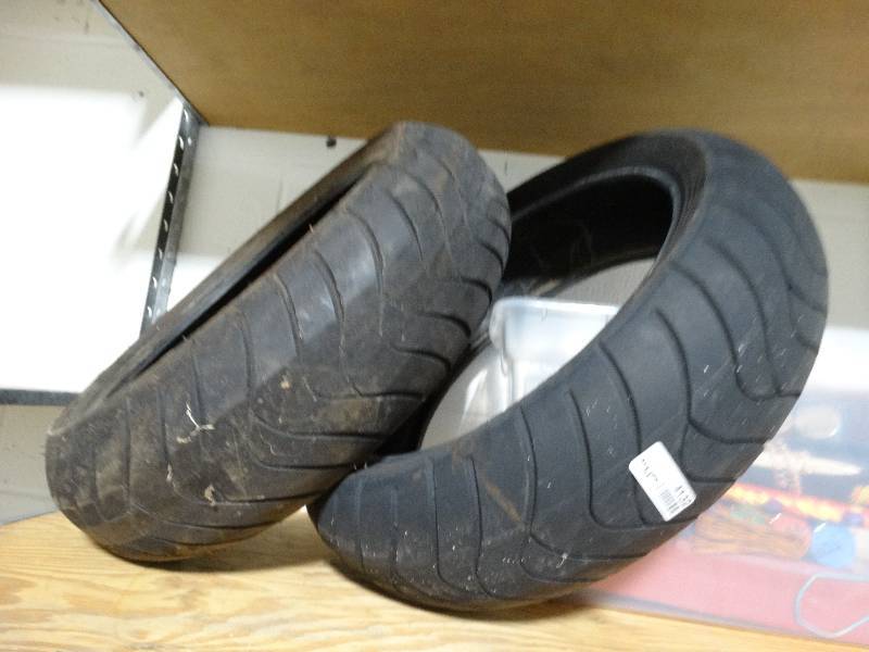 lot 4132 image: 2 Motorcycle tires 180 55 ZR17.