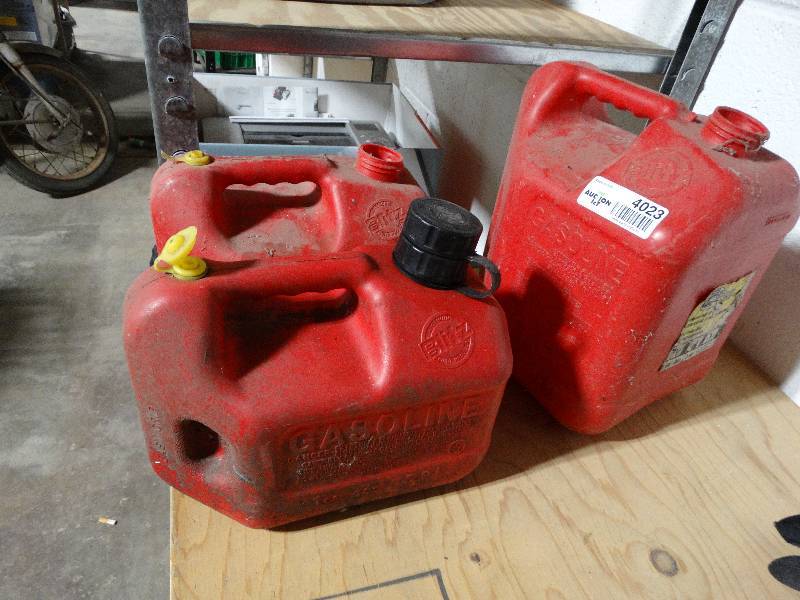 lot 4023 image: 3 small plastic gas cans