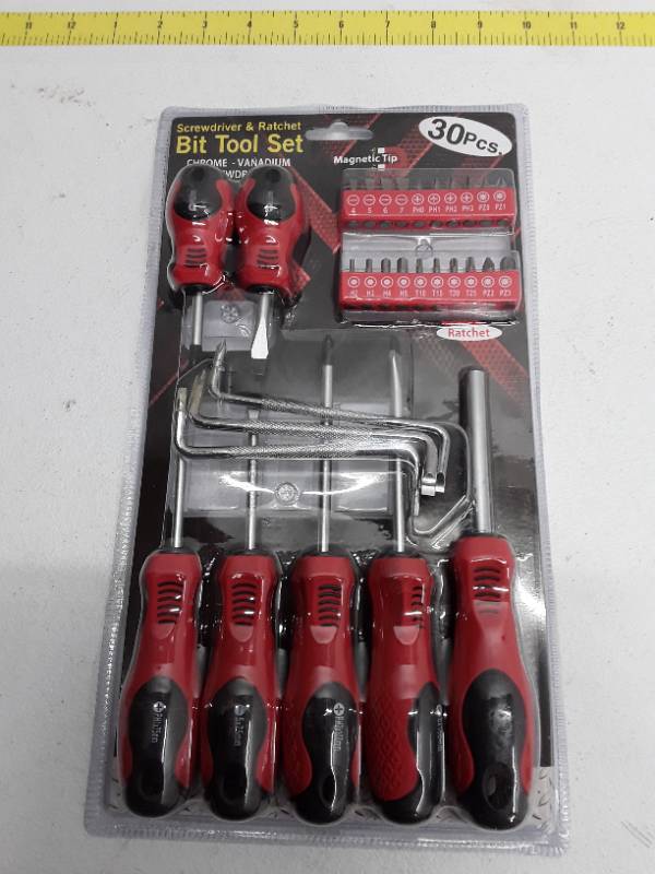 lot 56831 image: 30 Piece Screwdriver & Ratchet Bit Tool Set - Magnetic Tip