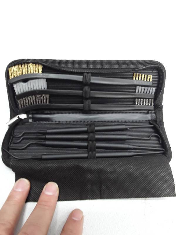lot 28592 image: 7 Piece Gun Cleaning Kit
